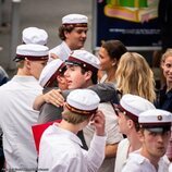 Christian de Dinamarca abrazando a un amigo en su graduación