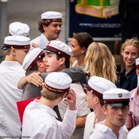 Christian de Dinamarca abrazando a un amigo en su graduación