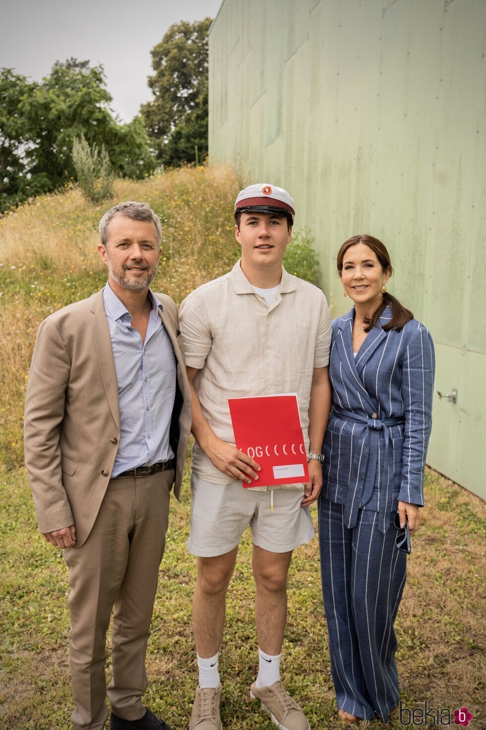 Christian de Dinamarca con su diploma en su graduación junto a sus padres