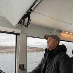 Federico de Dinamarca llevando un barco en su primera visita oficial a Groenlandia como Rey