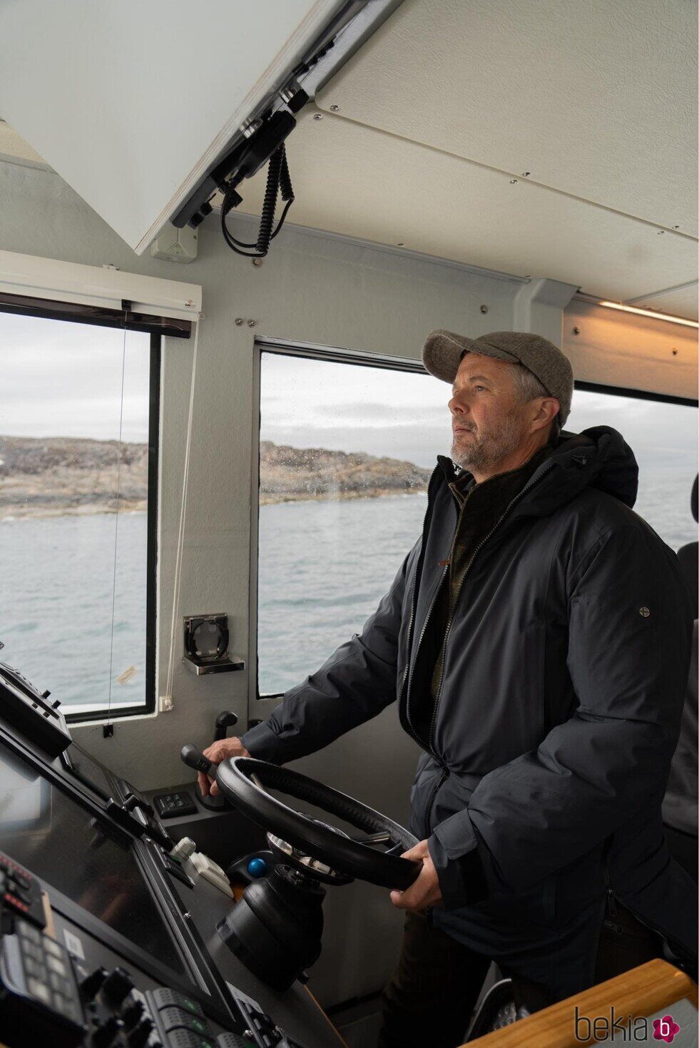 Federico de Dinamarca llevando un barco en su primera visita oficial a Groenlandia como Rey
