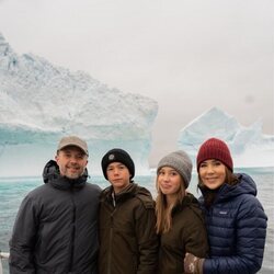 Federico y Mary de Dinamarca y sus hijos Vincent y Josephine de Dinamarca en su primera visita oficial a Groenlandia como Reyes