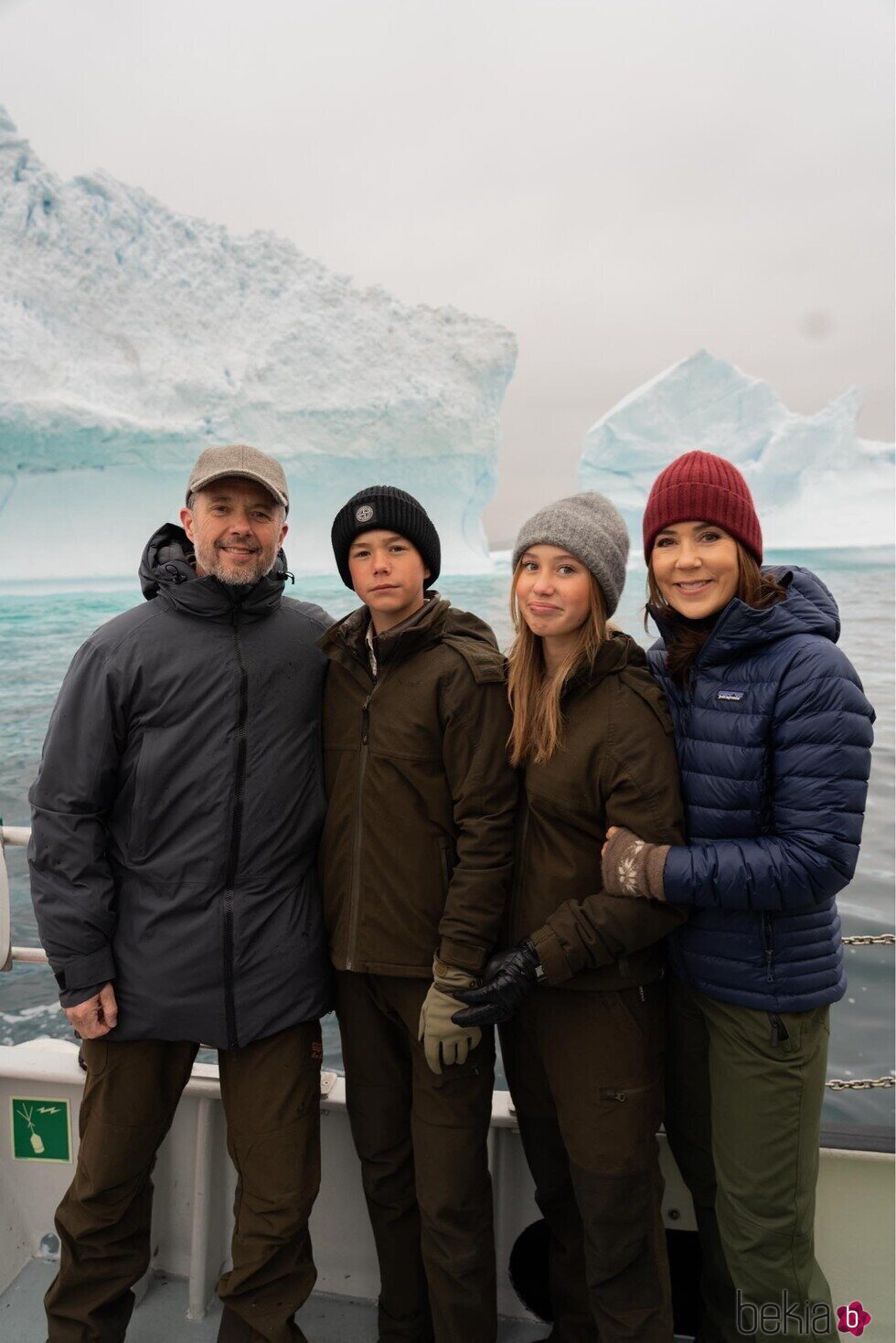 Federico y Mary de Dinamarca y sus hijos Vincent y Josephine de Dinamarca en su primera visita oficial a Groenlandia como Reyes