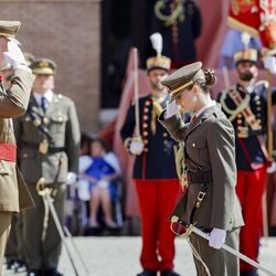 La Princesa Leonor se inclina ante el Rey Felipe VI en su nombramiento como Dama Alférez Cadete del Ejército de Tierra