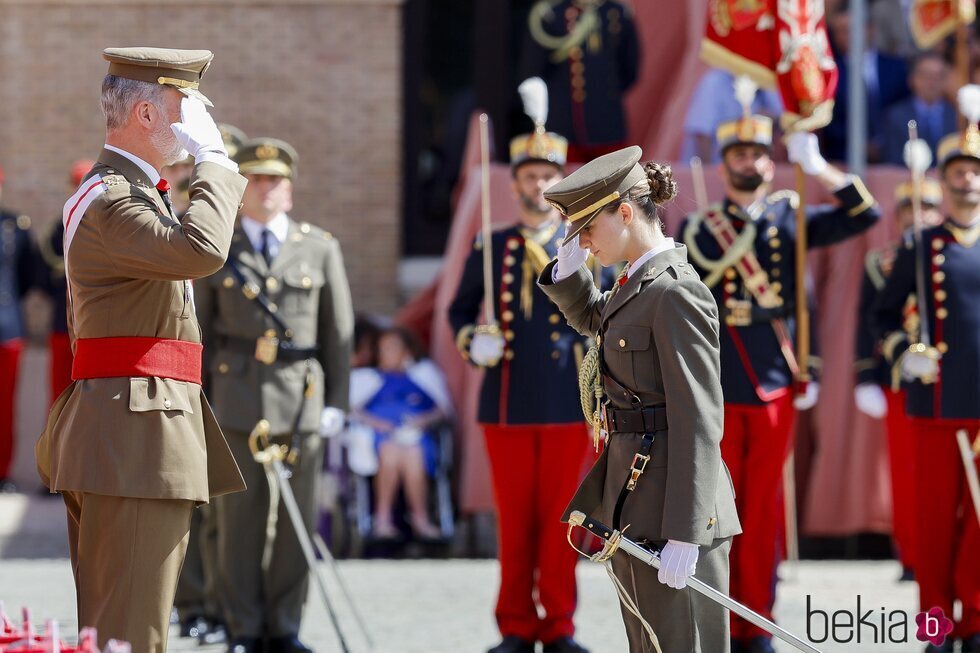 La Princesa Leonor se inclina ante el Rey Felipe VI en su nombramiento como Dama Alférez Cadete del Ejército de Tierra