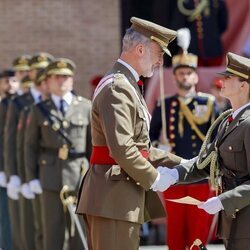 El Rey Felipe VI y la Princesa Leonor se dan la mano en el nombramiento de la Princesa Leonor como Dama Alférez Cadete