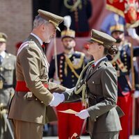 El Rey Felipe VI y la Princesa Leonor se dan la mano en el nombramiento de la Princesa Leonor como Dama Alférez Cadete