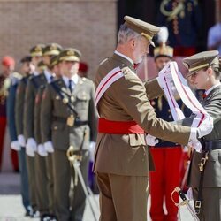 El Rey Felipe VI coloca a la Princesa Leonor la banda de la Gran Cruz del Mérito Militar en la Academia de Zaragoza