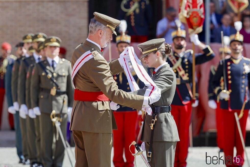 El Rey Felipe VI coloca a la Princesa Leonor la banda de la Gran Cruz del Mérito Militar en la Academia de Zaragoza