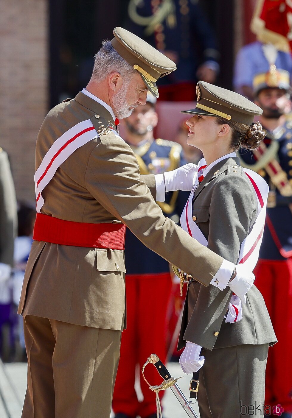 El Rey Felipe VI impone a la Princesa Leonor la banda de la Gran Cruz del Mérito Militar en la Academia de Zaragoza