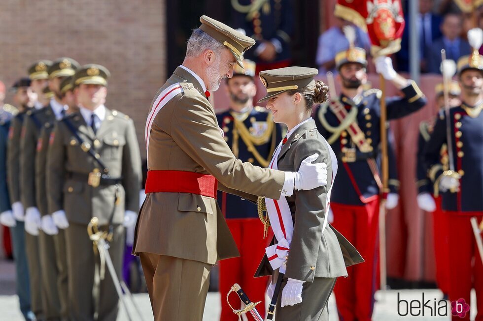 El Rey Felipe VI felicita a la Princesa Leonor por su nombramiento como Dama Alférez Cadete