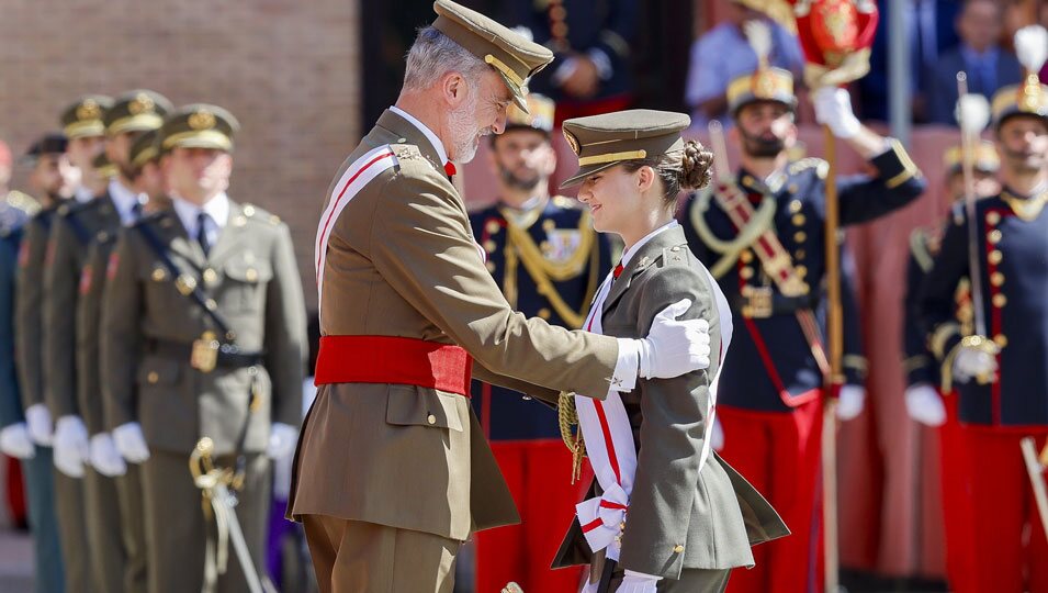 El Rey Felipe VI felicita a la Princesa Leonor por su nombramiento como Dama Alférez Cadete