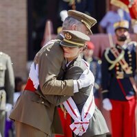 El Rey Felipe y la Princesa Leonor dándose un abrazo en el nombramiento de la Princesa Leonor como Dama Alférez Cadete