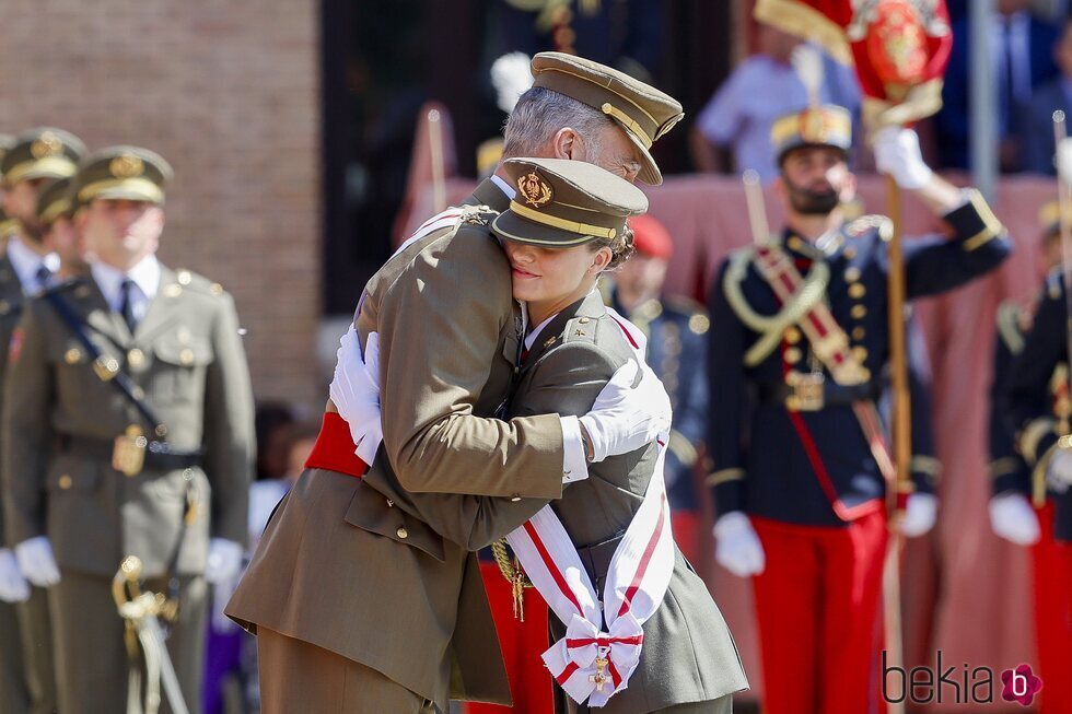 El Rey Felipe y la Princesa Leonor dándose un abrazo en el nombramiento de la Princesa Leonor como Dama Alférez Cadete