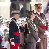 El Rey Felipe VI mira orgulloso a la Princesa Leonor en el nombramiento de la Princesa Leonor como Dama Alférez Cadete del Ejército de Tierra