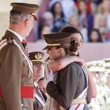 La Princesa Leonor y la Infanta Sofía se abrazan en su nombramiento como Dama Alférez Cadete del Ejército de Tierra
