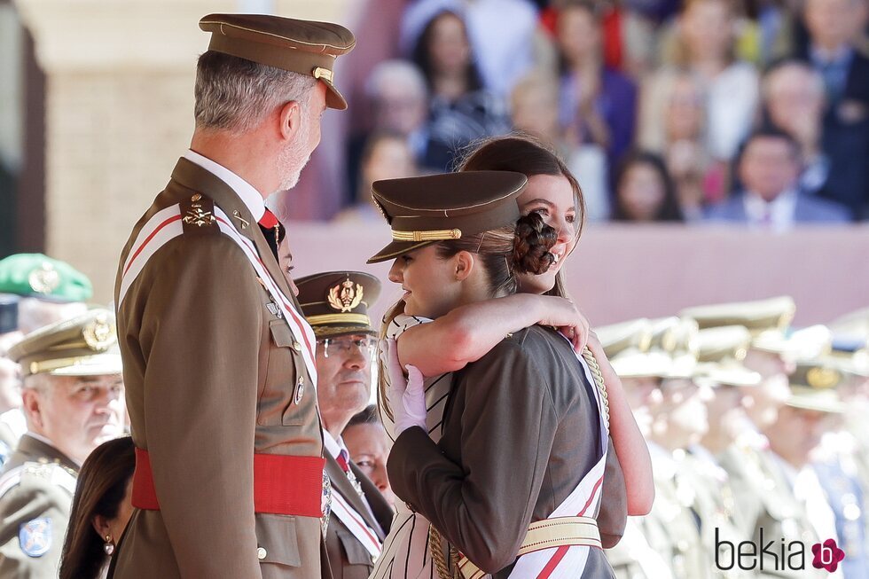 La Princesa Leonor y la Infanta Sofía se abrazan en su nombramiento como Dama Alférez Cadete del Ejército de Tierra