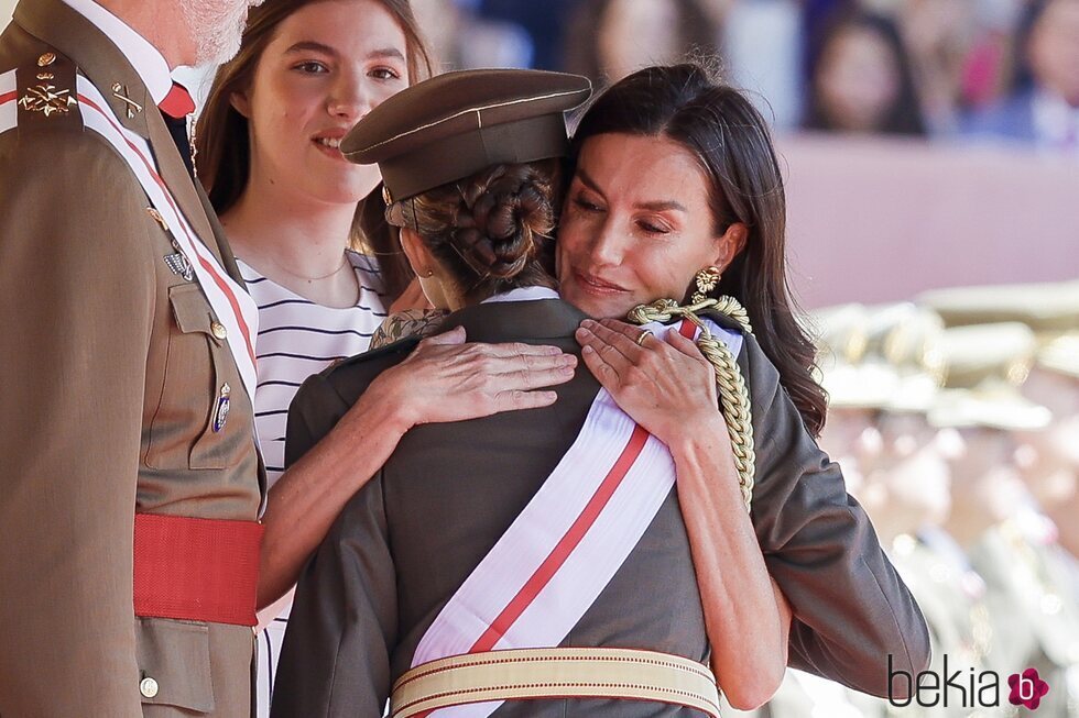 La Reina Letizia y la Princesa Leonor se abrazan en el nombramiento de la Princesa Leonor como Dama Alférez Cadete