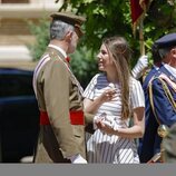 El Rey Felipe VI y la Infanta Sofía hablando en el nombramiento a la Princesa Leonor como Dama Alférez Cadete