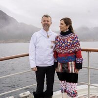 Federico y Mary de Dinamarca con los trajes groenlandeses en su primera visita oficial a Groenlandia como Reyes