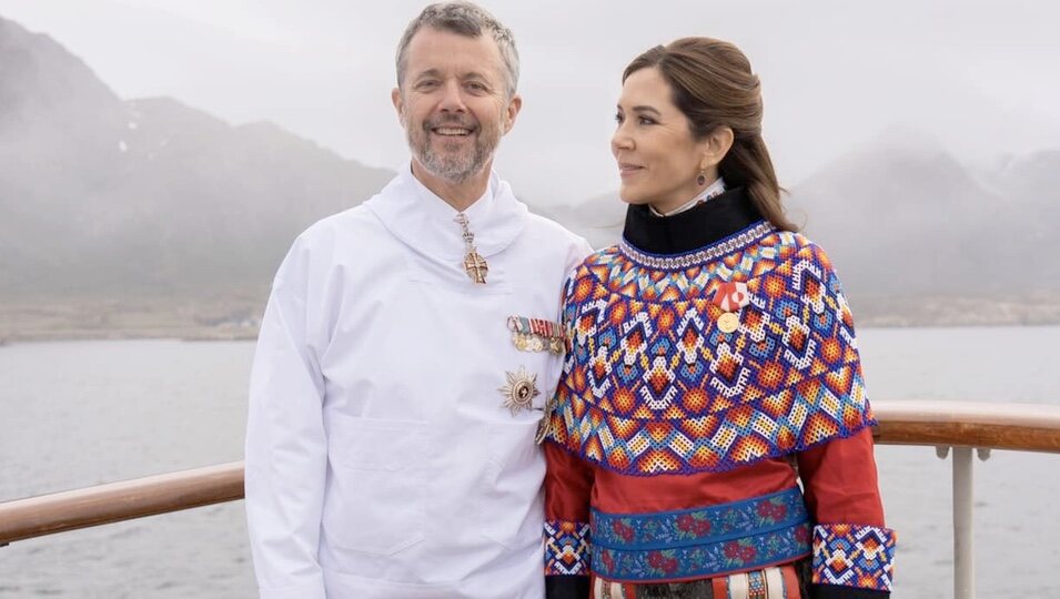 Federico y Mary de Dinamarca con los trajes groenlandeses en su primera visita oficial a Groenlandia como Reyes