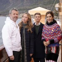 Federico y Mary de Dinamarca y sus hijos Vincent y Josephine de Dinamarca en el Dannebrog en su visita oficial a Groenlandia