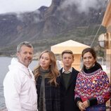 Federico y Mary de Dinamarca y sus hijos Vincent y Josephine de Dinamarca en el Dannebrog en su visita oficial a Groenlandia