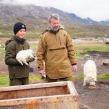 Federico de Dinamarca y Vincent de Dinamarca con un perro en su visita oficial a Groenlandia