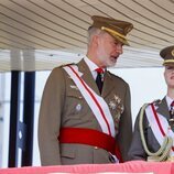 El Rey Felipe VI y la Princesa Leonor hablando en la entrega de Despachos en la Academia General Básica de Suboficiales de Talarn