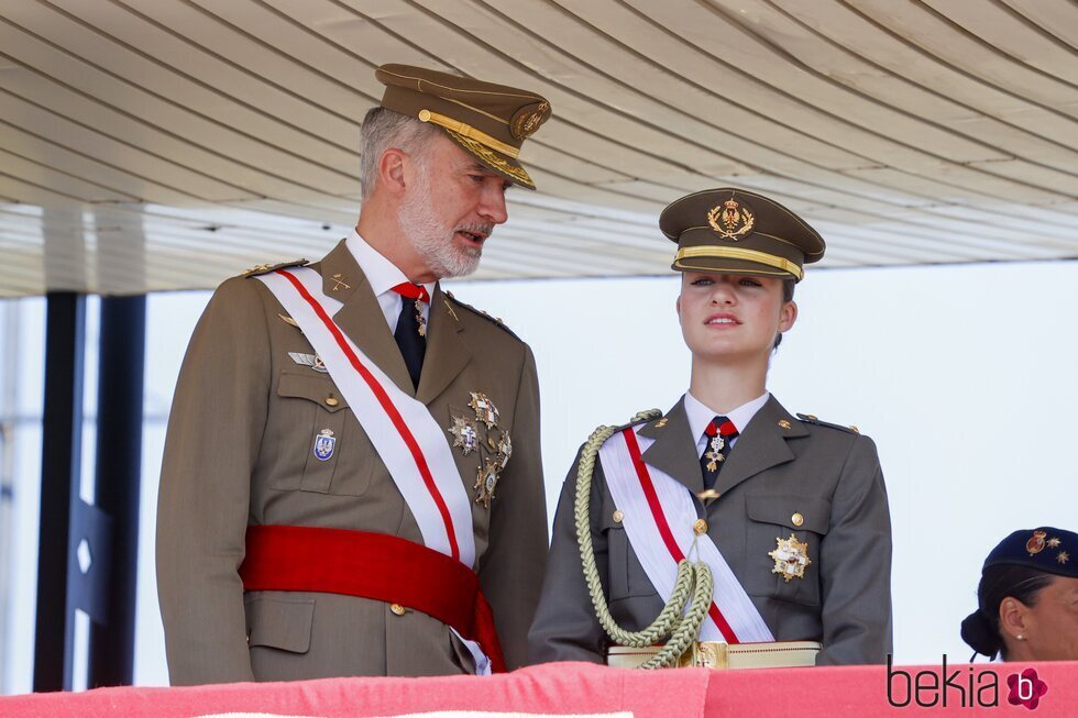 El Rey Felipe VI y la Princesa Leonor hablando en la entrega de Despachos en la Academia General Básica de Suboficiales de Talarn