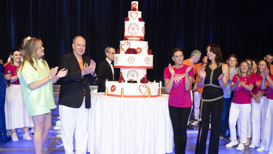 Alberto de Mónaco, Estefanía de Mónaco y sus hijas Pauline Ducruet y Camille Gottlieb con la tarta del 20 aniversario de Fight Aids Monaco