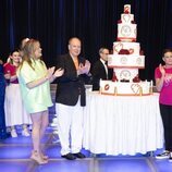 Alberto de Mónaco, Estefanía de Mónaco y sus hijas Pauline Ducruet y Camille Gottlieb con la tarta del 20 aniversario de Fight Aids Monaco