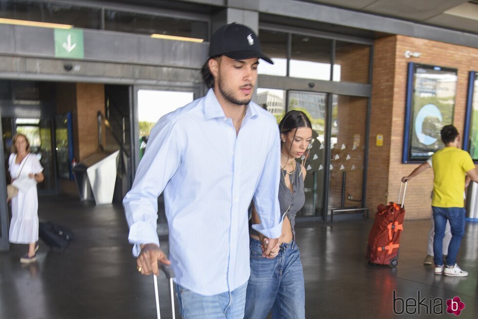 Carlo Costanzia y Alejandra Rubio cogidos de la mano llegando a Huelva