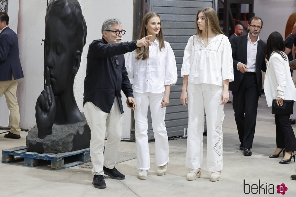 Jaume Plensa dando explicaciones a la Princesa Leonor y la Infanta Sofía en su taller