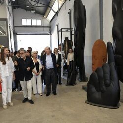 La Princesa Leonor y la Infanta Sofía ante las esculturas de Jaume Plensa en su taller