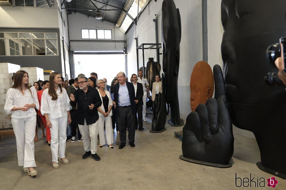 La Princesa Leonor y la Infanta Sofía ante las esculturas de Jaume Plensa en su taller