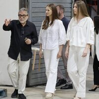 La Princesa Leonor y la Infanta Sofía escuchan a Jaume Plensa en su visita a su taller