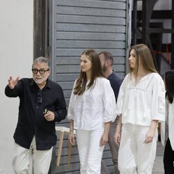 La Princesa Leonor y la Infanta Sofía escuchan a Jaume Plensa en su visita a su taller