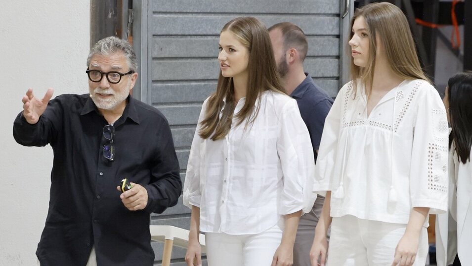 La Princesa Leonor y la Infanta Sofía escuchan a Jaume Plensa en su visita a su taller