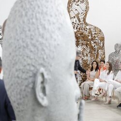 La Princesa Leonor y la Infanta Sofía escuchan a Jaume Plensa en su visita a su taller en Sant Feliu de Llobregat