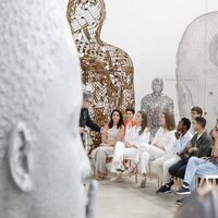 La Princesa Leonor y la Infanta Sofía escuchan a Jaume Plensa en su visita a su taller en Sant Feliu de Llobregat