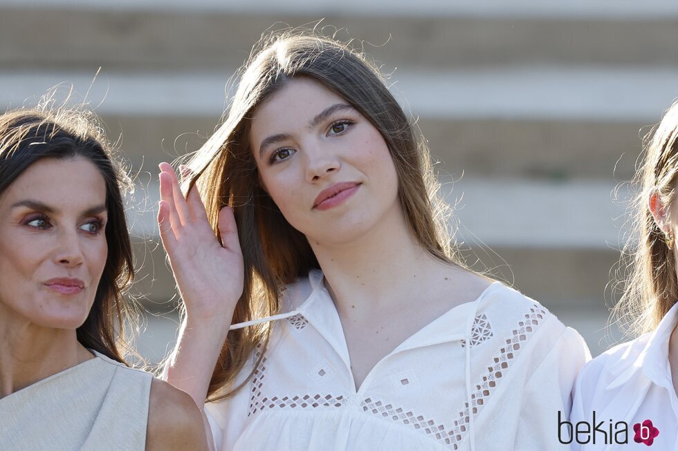 La Infanta Sofía apartándose el pelo en el encuentro con antiguos ganadores de los Premios Princesa de Girona