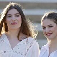 La Infanta Sofía y la Princesa Leonor en el encuentro con antiguos ganadores de los Premios Princesa de Girona