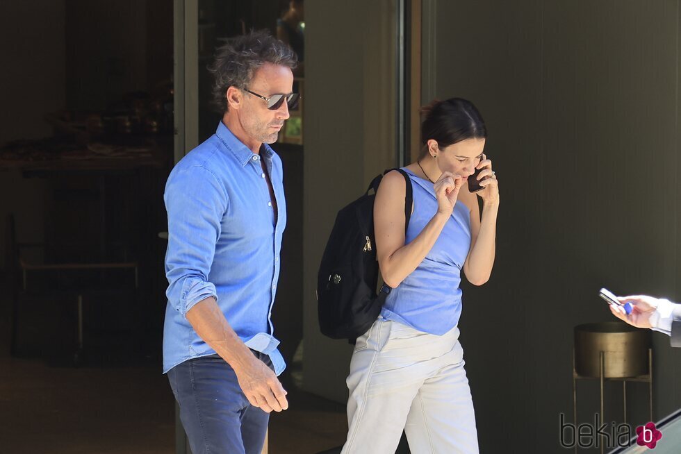 Álvaro Muñoz Escassi y Laura Londoño saliendo de un restaurante de Madrid