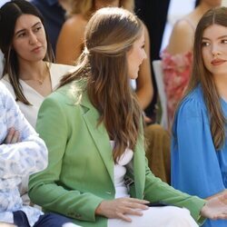 La Princesa Leonor y la Infanta Sofía hablando en un encuentro con jóvenes de los Programas de la Fundación Princesa de Girona en Lloret de Mar