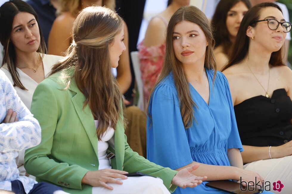 La Princesa Leonor y la Infanta Sofía hablando en un encuentro con jóvenes de los Programas de la Fundación Princesa de Girona en Lloret de Mar