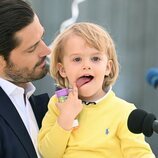 Julian de Suecia sacando la lengua en la inauguración de un parque infantil con su nombre en Halland