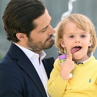 Julian de Suecia sacando la lengua en la inauguración de un parque infantil con su nombre en Halland