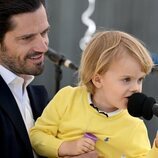 Julian de Suecia hablando por un micrófono en la inauguración de un parque infantil con su nombre en Halland