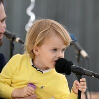 Julian de Suecia hablando por un micrófono en la inauguración de un parque infantil con su nombre en Halland